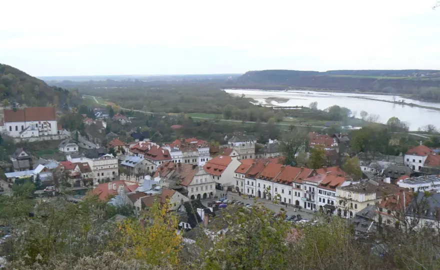 Jak dojechać do Kazimierza Dolnego pociągiem? Poradnik