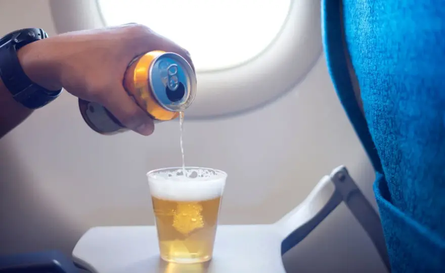 Alkohol w samolocie - przewóz bez problemów? Limity i zasady