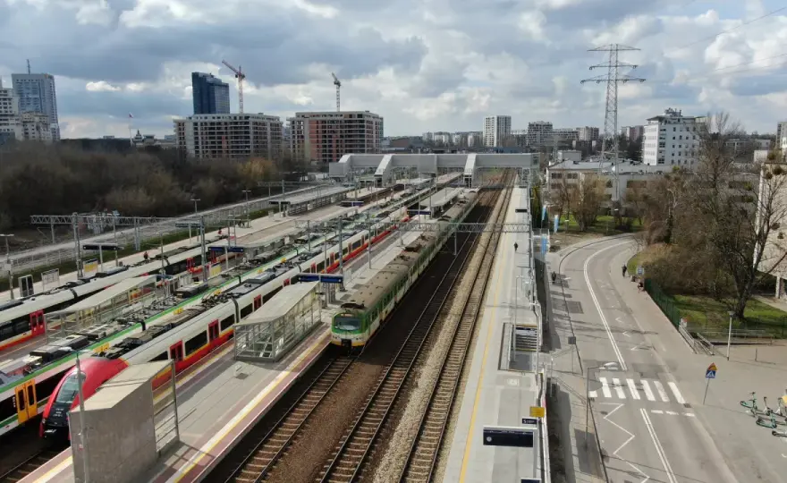 Dworzec Gdański - Jak sprawnie przesiąść się do metra i pociągu?