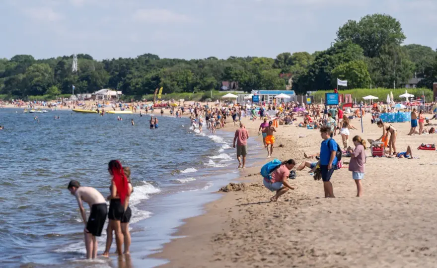 Pociągiem nad morze z Poznania - Gdzie jechać i jak nie przepłacić?