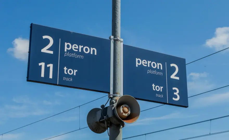 Peron a tor - Jak czytać oznaczenia na stacji i uniknąć pomyłek?