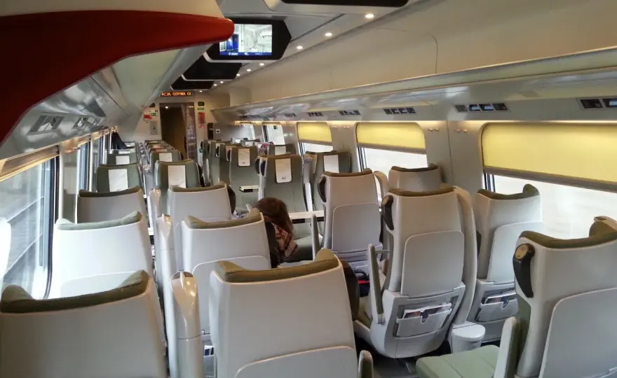 Miejsce przy stoliku w pociągu Intercity. Jak je wybrać?