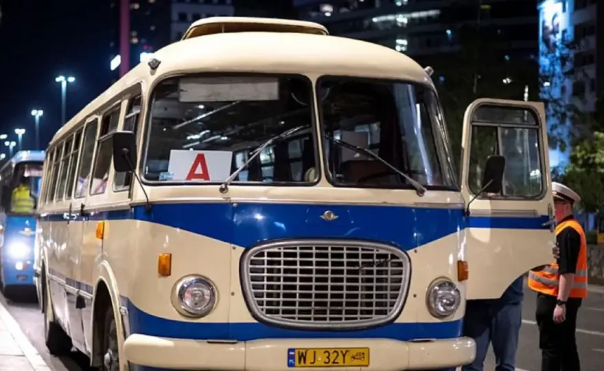 Nocne autobusy w Warszawie - Jak jeździć i nie utknąć?