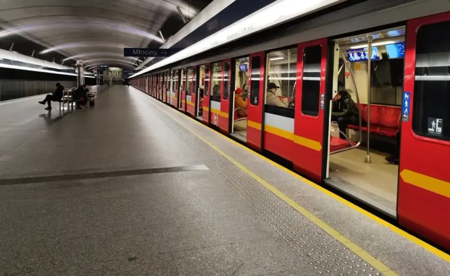 Metro M1 Warszawa - Trasa, bilety, przesiadki. Jak jeździć bez błędów?