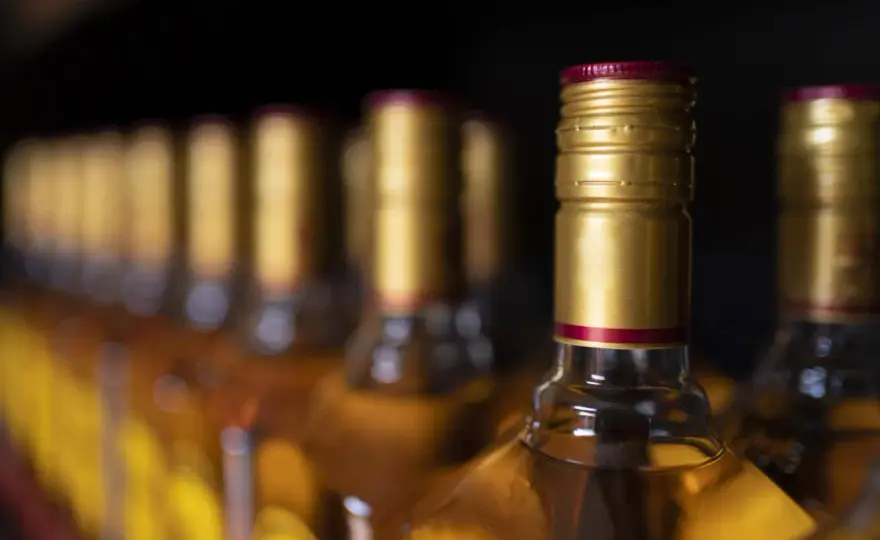 Limity alkoholu USA-Polska - Co musisz wiedzieć?