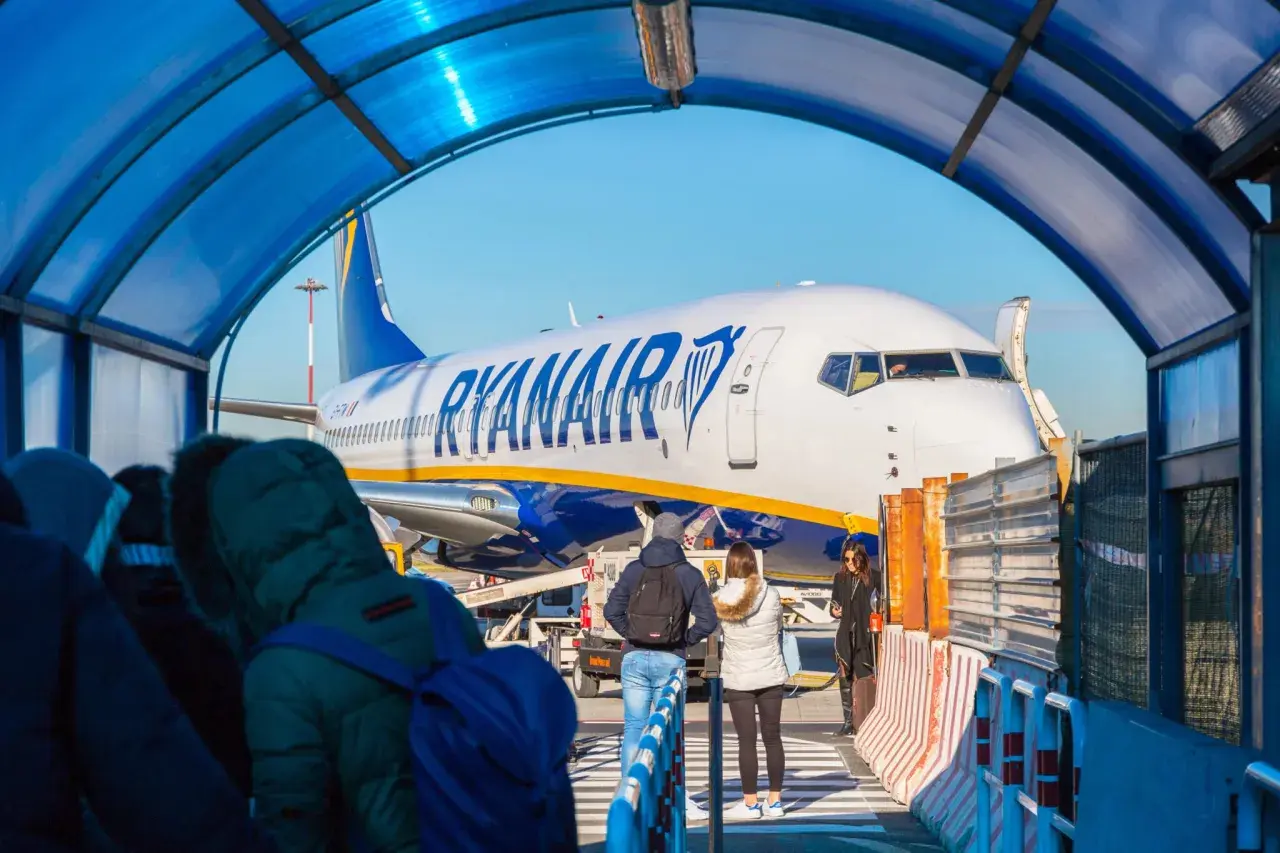 Pasażerowie wchodzą na pokład samolotu Ryanair na lotnisku Rzym Ciampino.