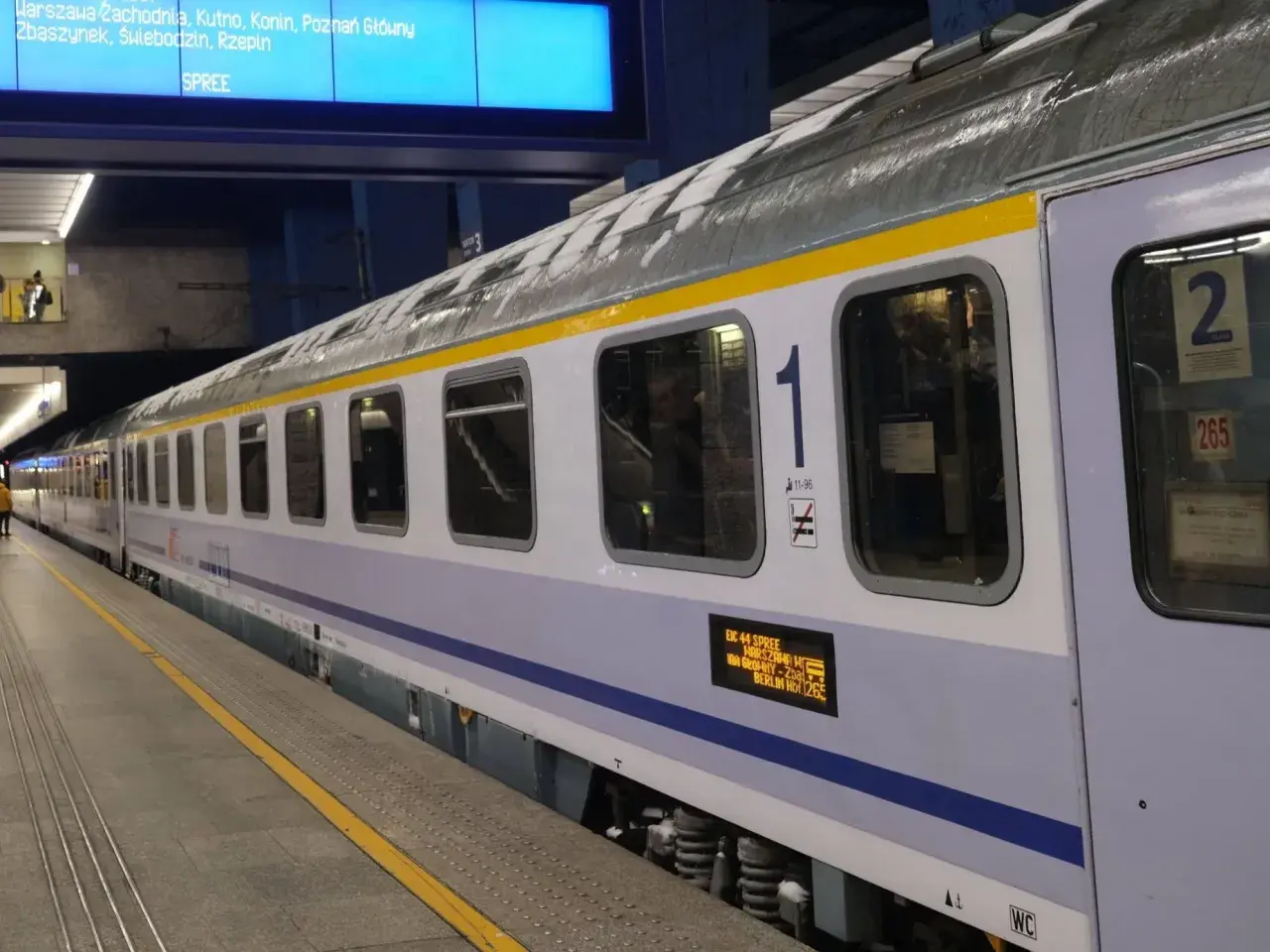 Pociąg z widoczną numeracją miejsc: klasa 1 i 2. Na wyświetlaczu informacja o trasie EIC 44 Spree do Berlina.