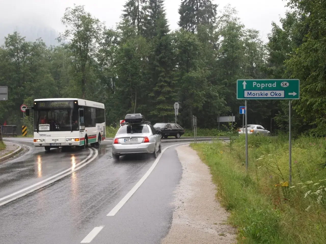 Bus do Zakopanego, Palenica Białczańska. Cena biletu? Znak kieruje do Popradu i Morskiego Oka.