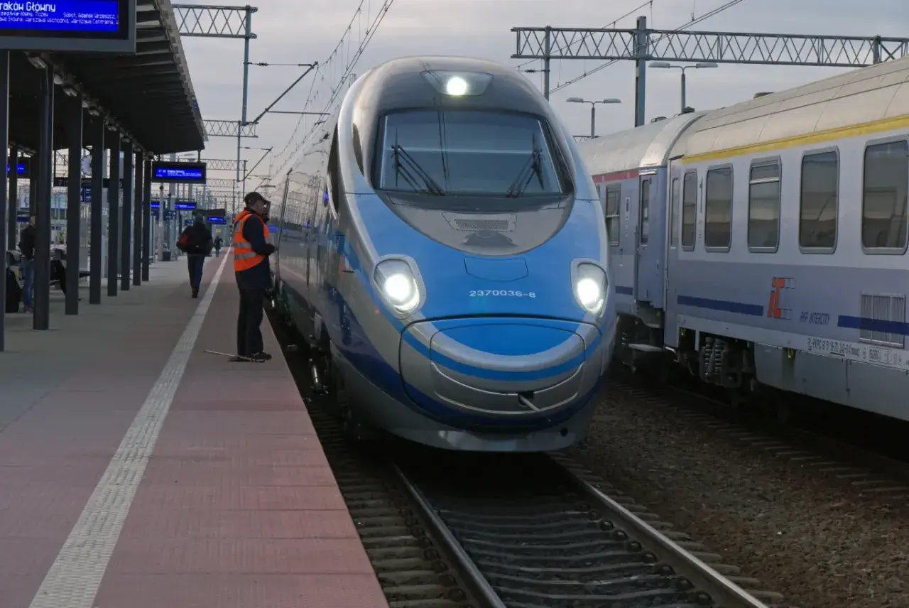 Pendolino na peronie, gotowe do podróży. Zastanawiasz się, ile jedzie Pendolino z Warszawy do Gdańska?