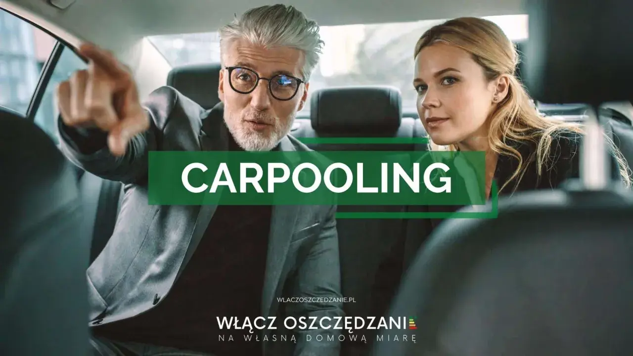 Mężczyzna w garniturze wskazuje drogę, obok siedzi kobieta. Napis "CARPOOLING" sugeruje wspólne dojazdy.