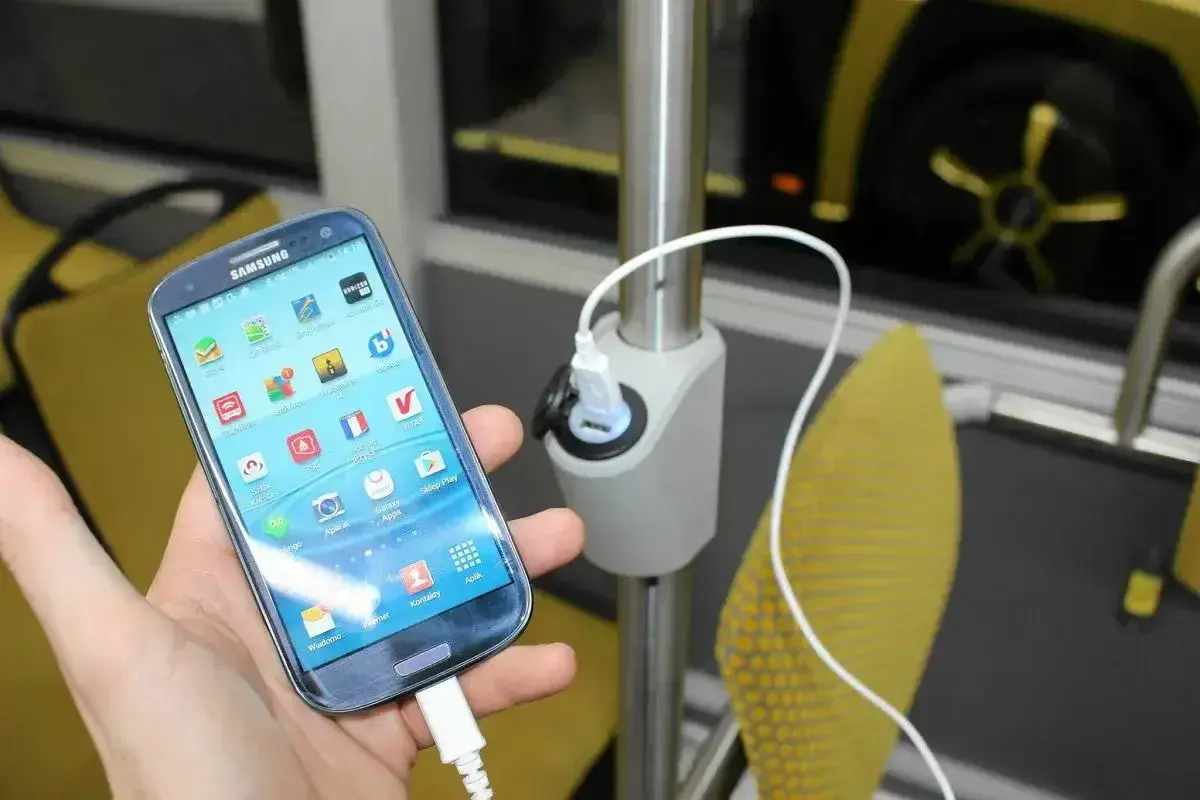 Telefon Samsung ładowany w autobusie FlixBus. Wygodne gniazdka USB dostępne dla pasażerów.