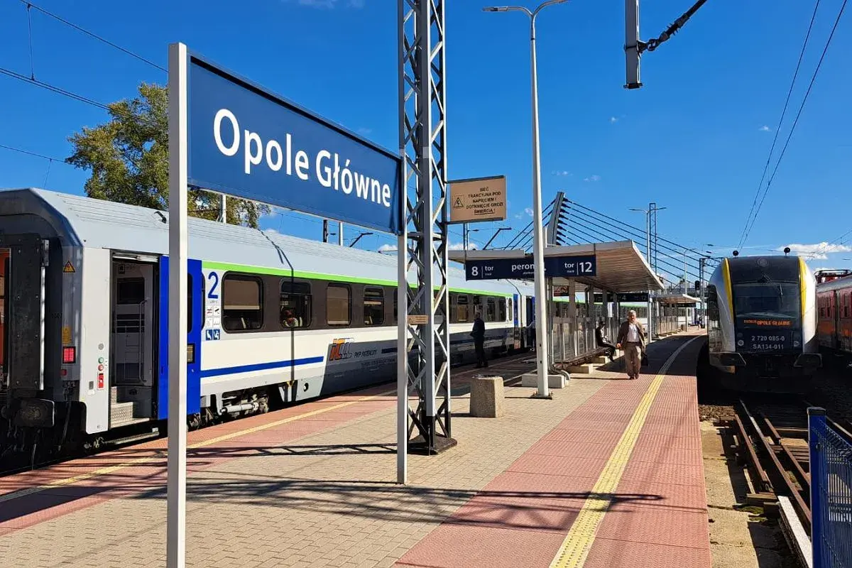 Pociąg na stacji Opole Główne, gotowy do podróży do Łodzi.