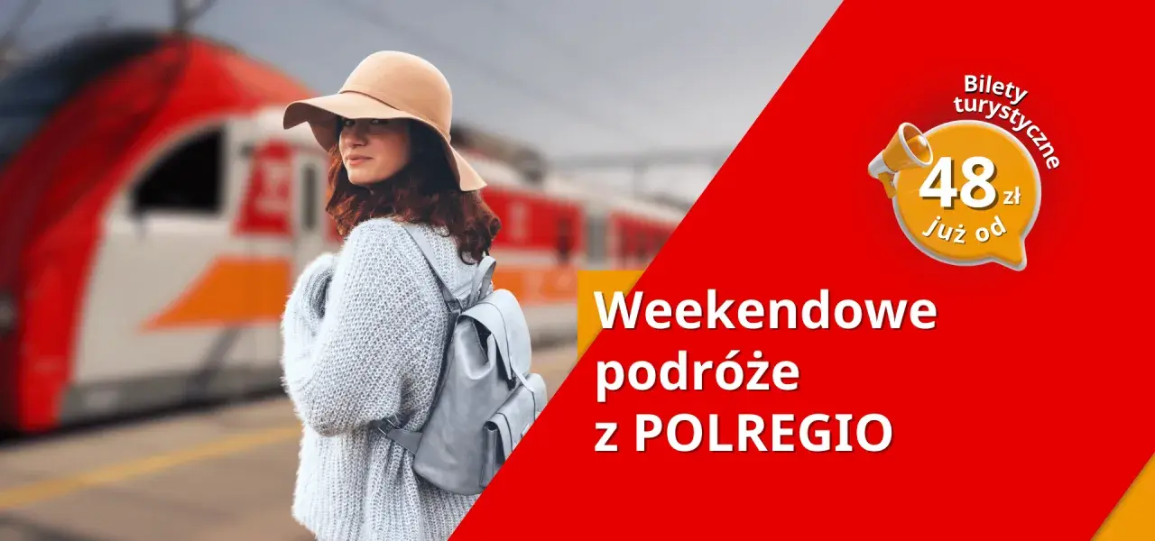 Kobieta w kapeluszu i swetrze z plecakiem czeka na pociąg. Oferta weekendowych podróży z Polregio, bilety turystyczne już od 48 zł.