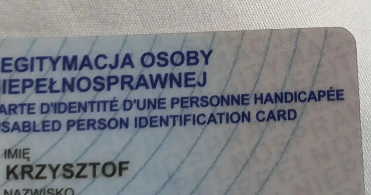 Legitymacja osoby niepełnosprawnej, która uprawnia do zniżek i ulg. Widoczne imię Krzysztof.