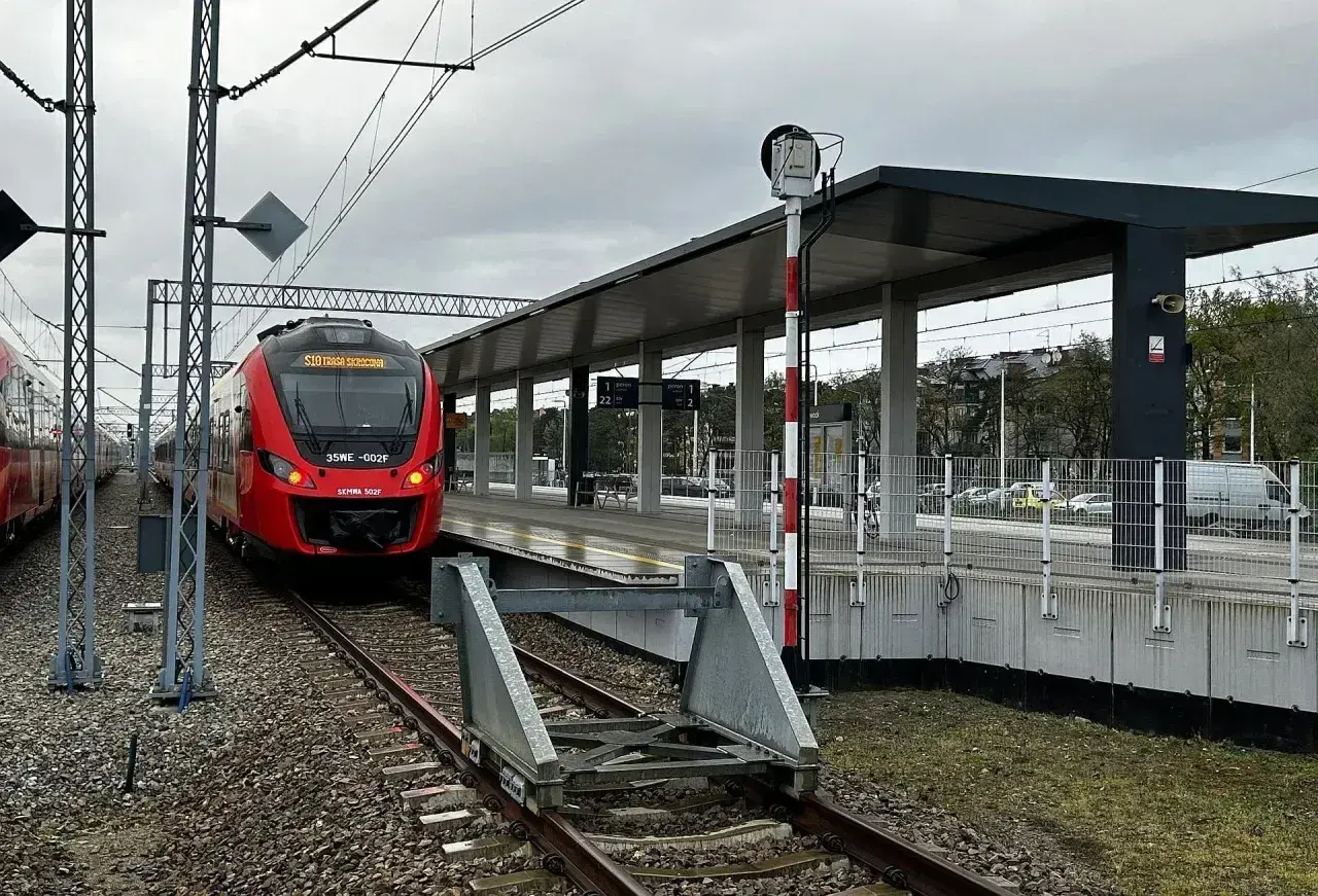 Czerwony pociąg SKM na stacji. Planujesz epodróżnik zwrot biletu? Tu możesz zacząć swoją podróż.