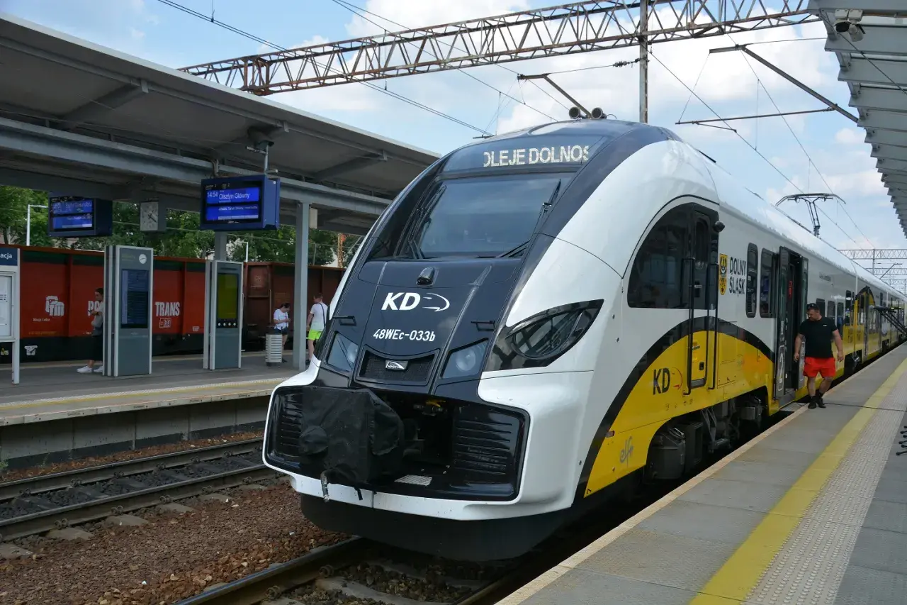 PKP Zielona Góra rozkład jazdy nad morze. Nowoczesny pociąg KD "Dolny Śląsk" na peronie, gotowy do podróży.