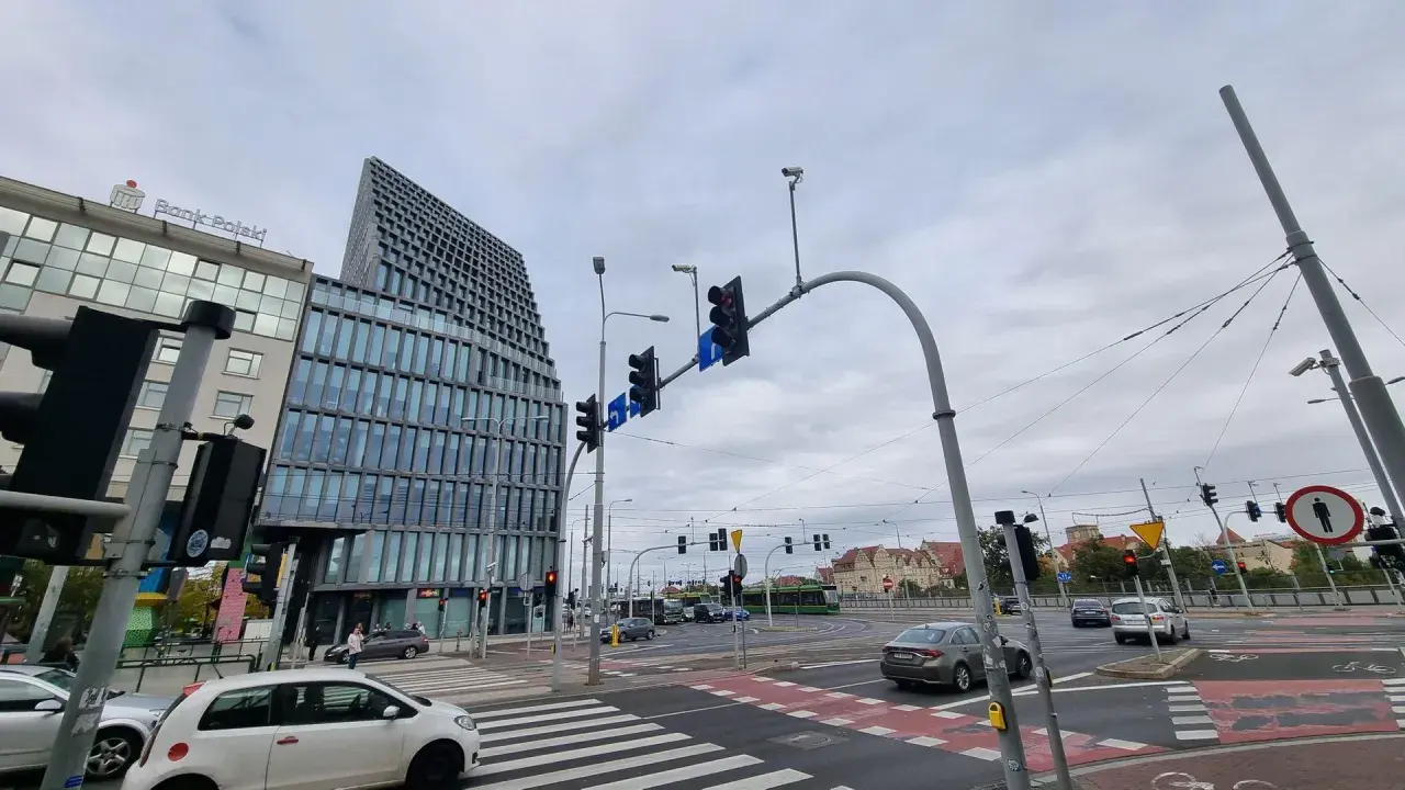 Ruch uliczny na rondzie Kaponiera. Nowoczesne budynki i sygnalizacja świetlna.