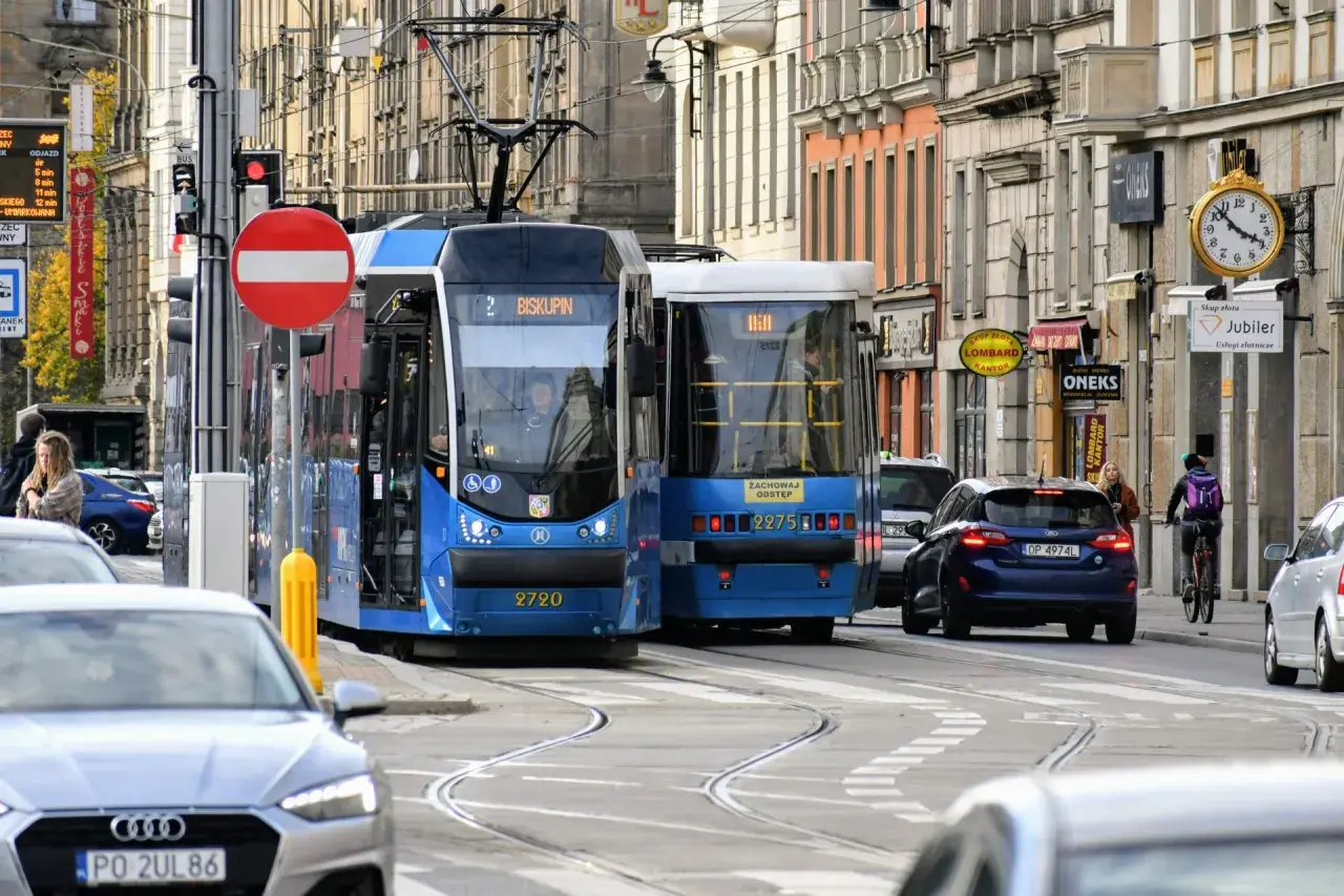 Dwa tramwaje na ulicy w Krakowie. Aby dowiedzieć się, jak dojechać z dworca w Krakowie do Prokocimia, warto sprawdzić rozkład jazdy tramwajów.