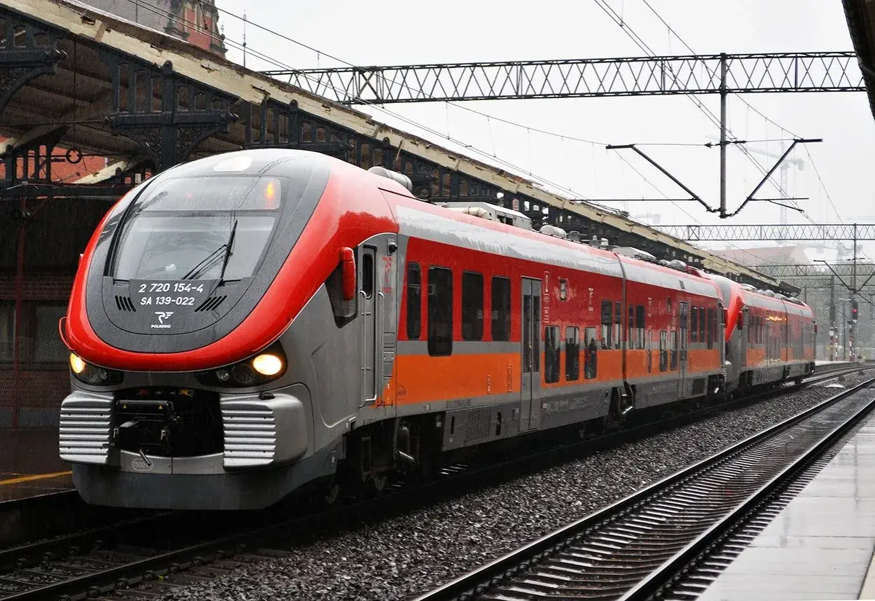Nowoczesny pociąg Polregio na torach. Może właśnie wracasz z podróży i myślisz o zwrot biletu Polregio?