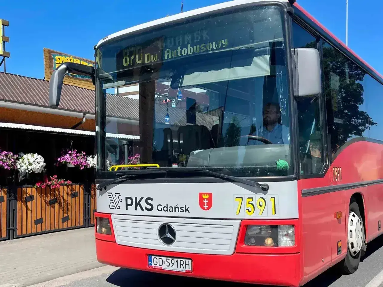 Autobus PKS Gdańsk 870, z kierowcą za kierownicą, gotowy do podróży. Sprawdź autobus 870 Gdańsk cennik przed wyjazdem.