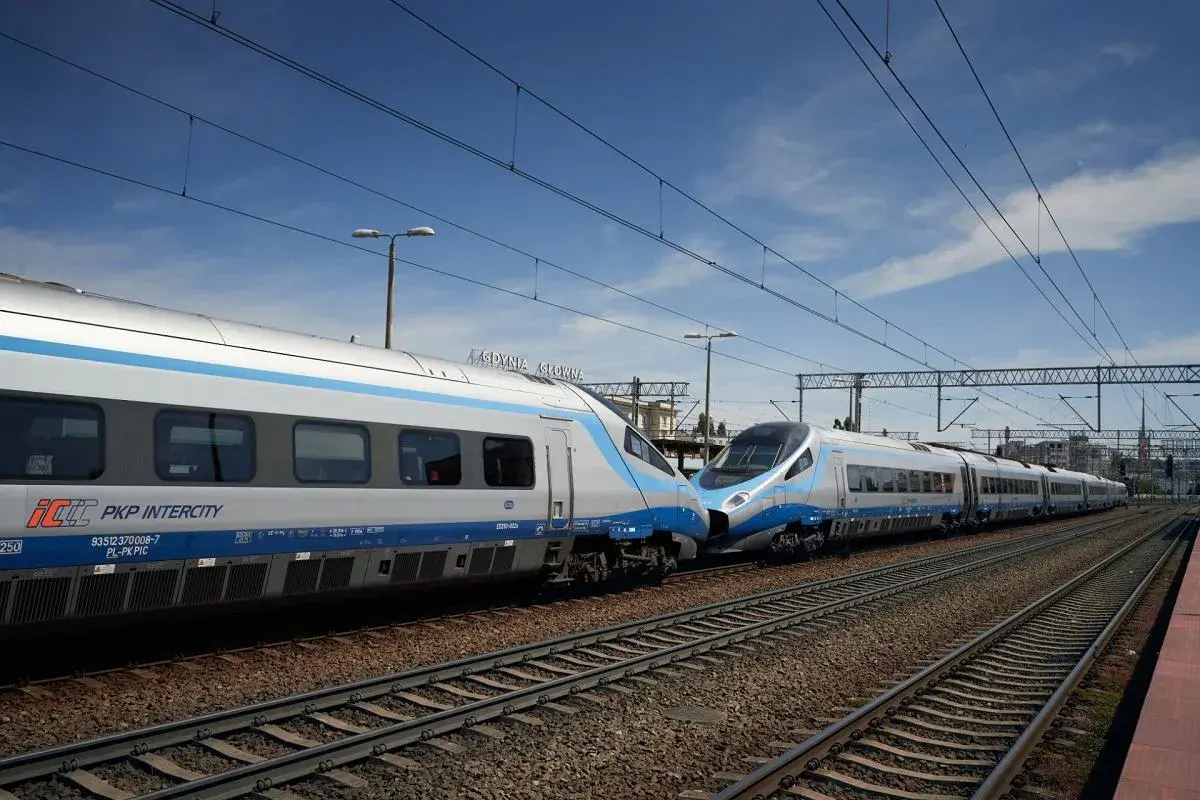 Dwa nowoczesne pociągi PKP Intercity na torach stacji Gdynia Główna. Sprawdź pociąg Warszawa - Gdańsk cena i podróżuj wygodnie.