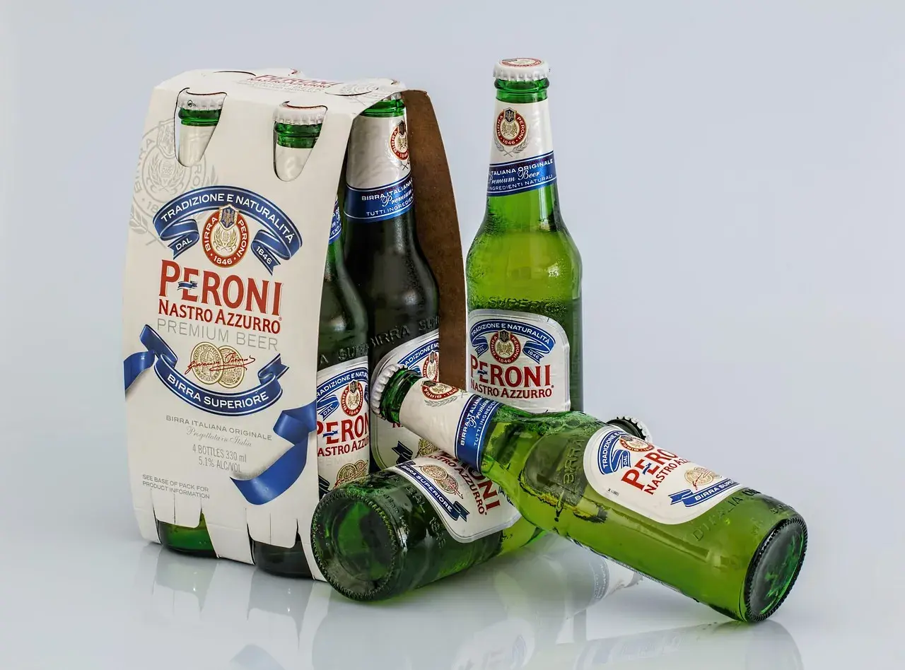 Butelki piwa Peroni Nastro Azzurro. Zastanawiasz się, czy można przewozić alkohol w bagażu podręcznym?