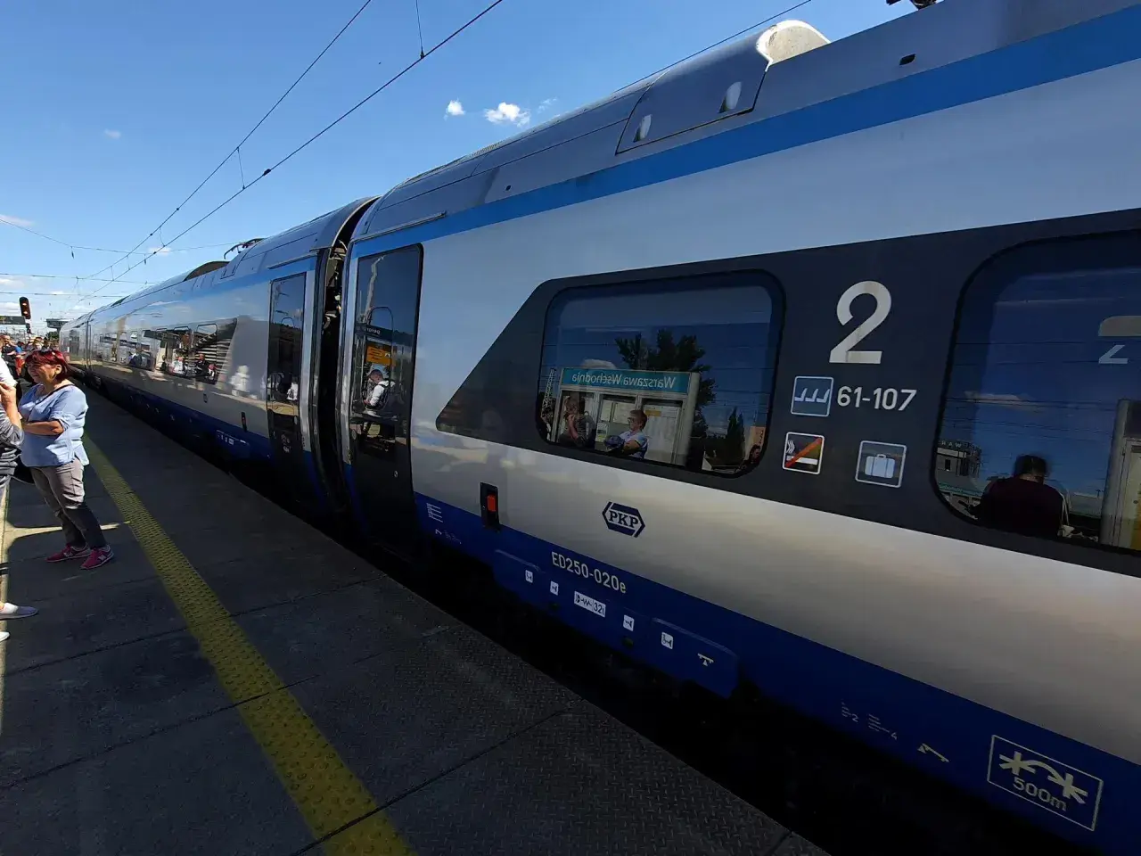 Pendolino Kraków Gdańsk cena – nowoczesny pociąg PKP na peronie, gotowy do podróży.