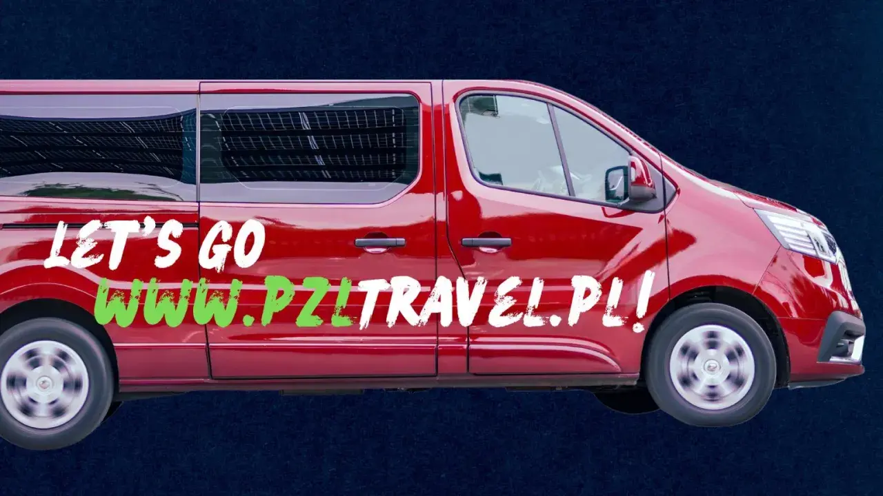 Czerwony bus z napisem "LET'S GO WWW.PZITRAVEL.PL!" gotowy na flixbus do Niemiec.