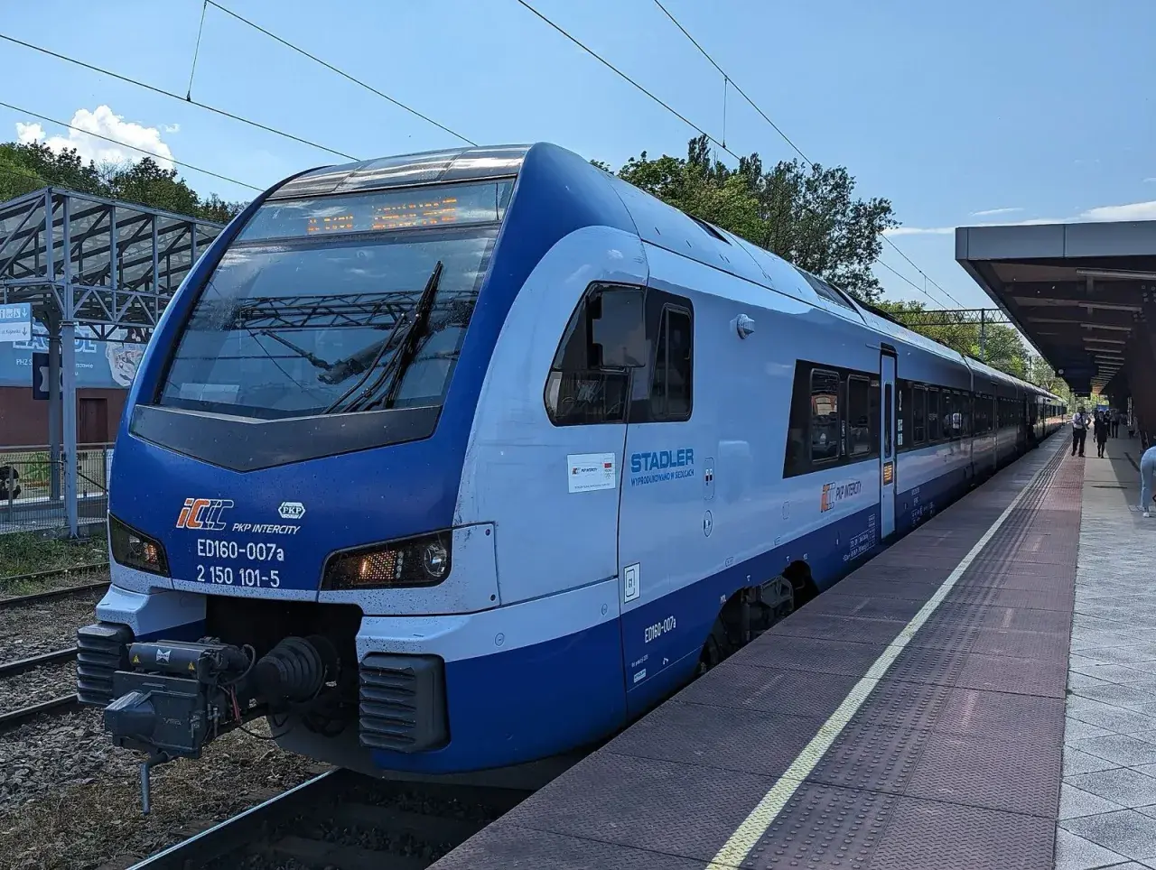 Nowy pociąg PKP Intercity Stadler ED160-007a czeka na pasażerów na stacji. Może właśnie jedzie z Bydgoszczy do Gdańska?