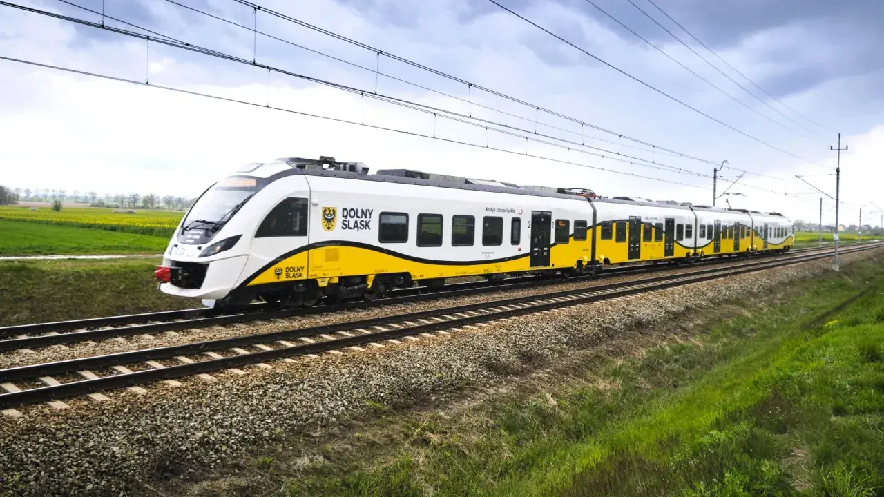 Nowy pociąg Kolei Dolnośląskich rusza w podróż z Wrocławia nad morze.