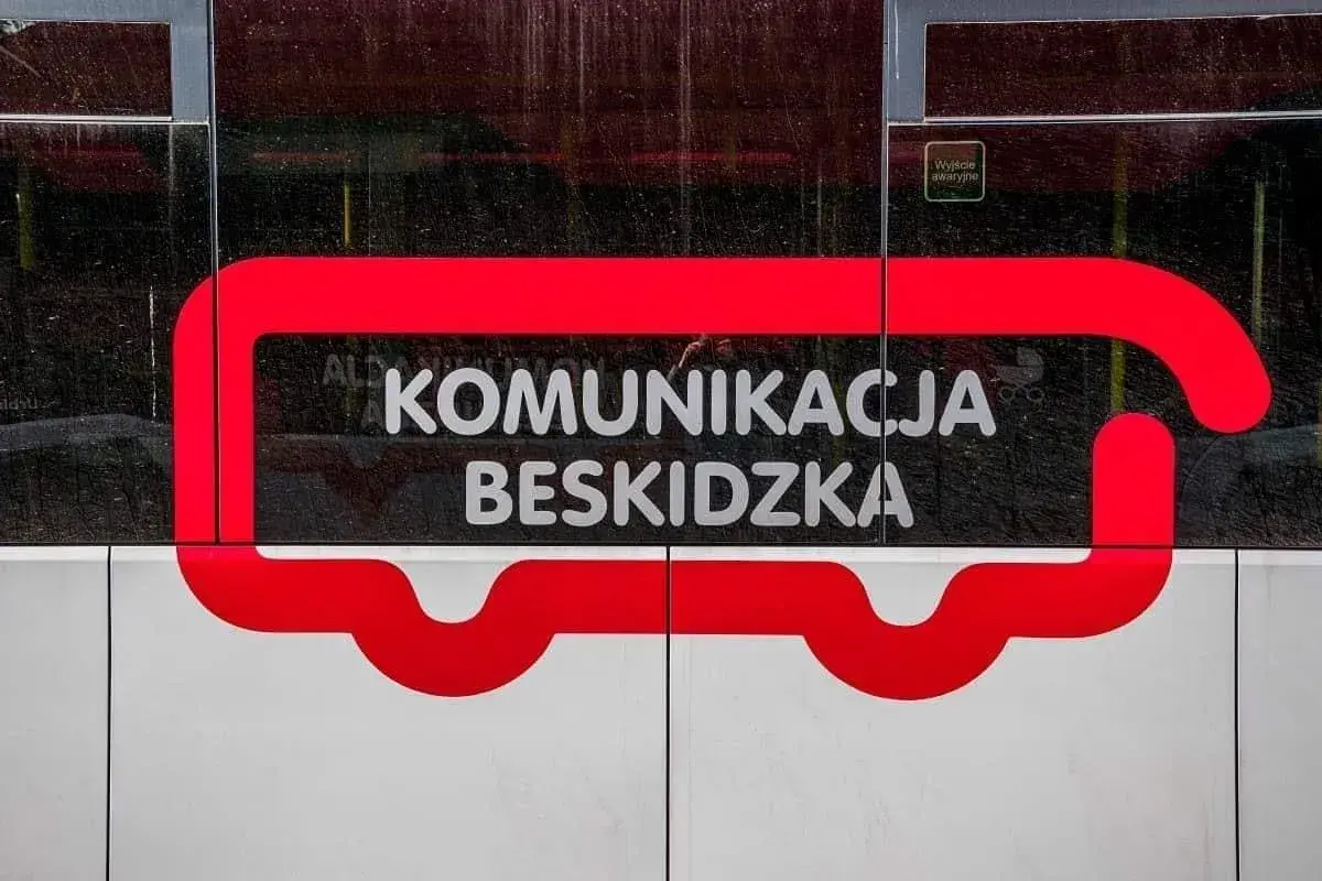 Cennik PKS 650 Komunikacja Beskidzka. Czerwony symbol autobusu na białym tle.