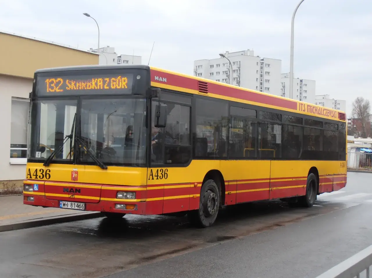 Autobus linii 132 Warszawa, o numerze bocznym A436, marki MAN, z napisem ITS Michalczewski, gotowy do jazdy.