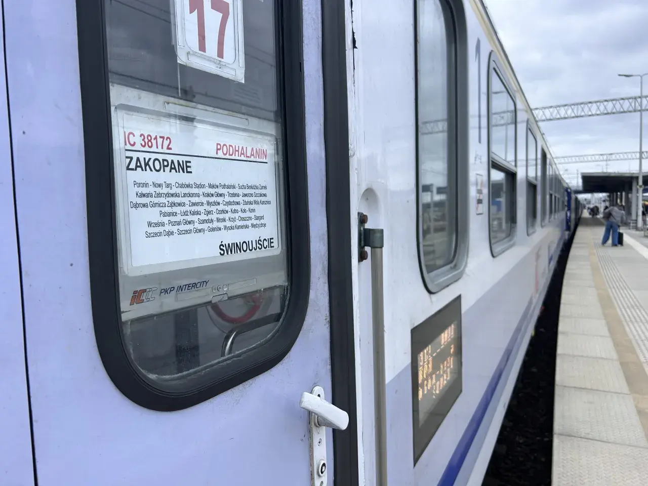 Pociąg IC 38172 "Podhalanin" na stacji. Widoczna tablica z trasą do Świnoujścia przez Zakopane.