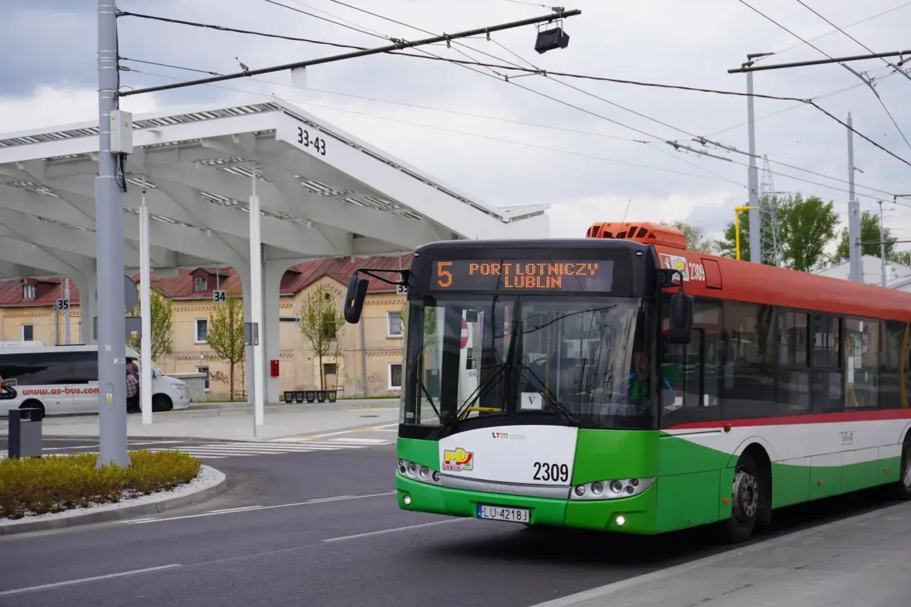 Autobus linii 5 "Port Lotniczy Lublin" zbliża się do przystanku.