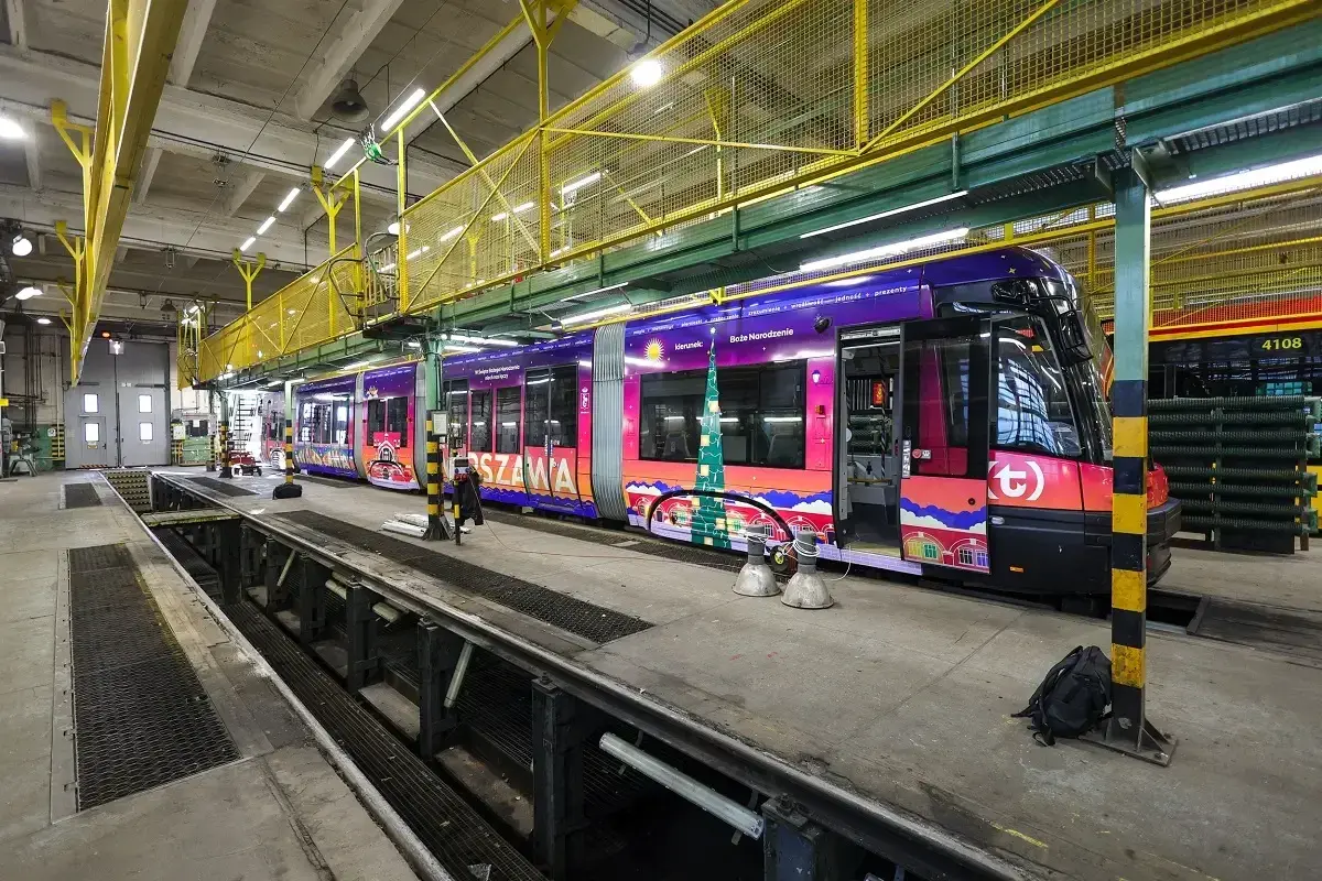 Warszawski tramwaj ozdobiony świątecznymi motywami, gotowy do kursowania w okresie Bożego Narodzenia.