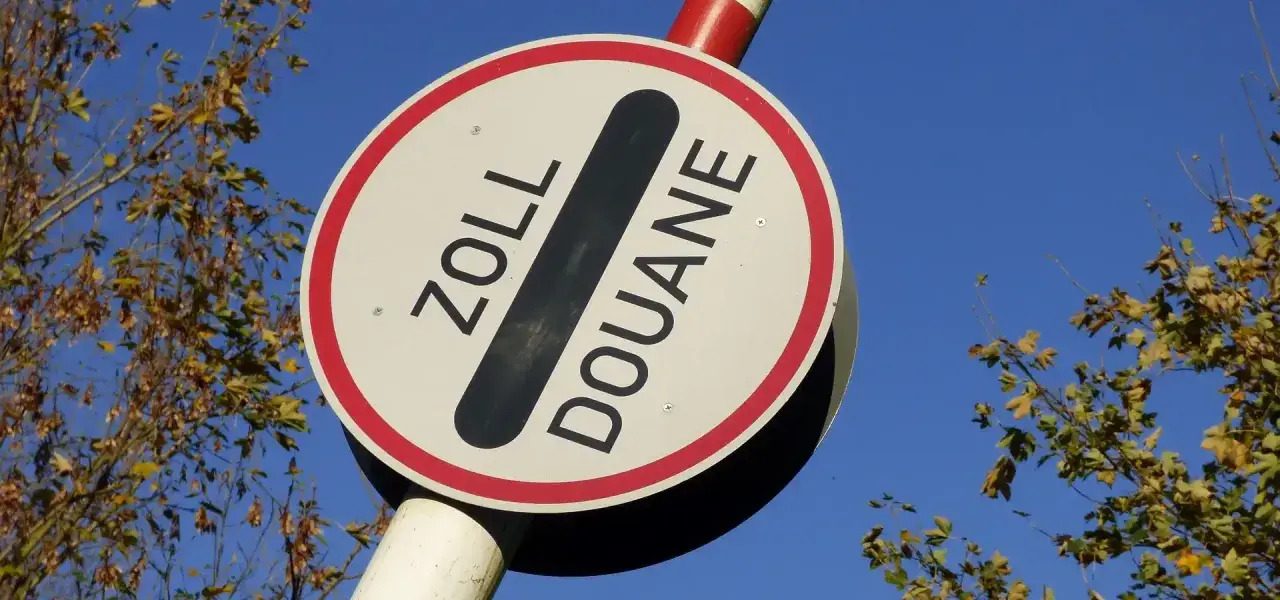Znak graniczny "Zoll Douane" przypomina o limitach, ile papierosów do Niemiec można przewieźć.