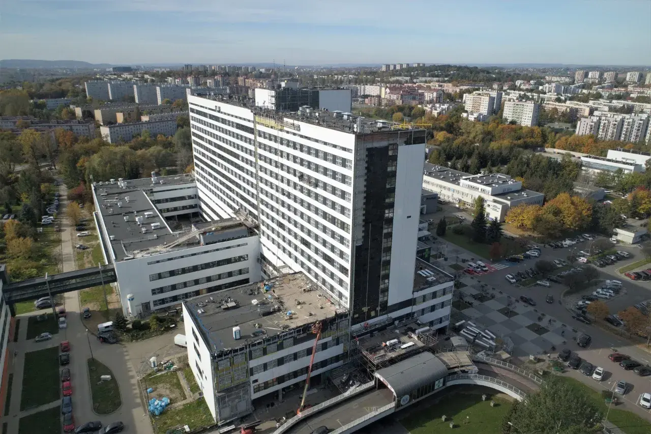 Szpital Rydygiera w Krakowie. Widok z lotu ptaka na budynek szpitala i jego otoczenie, z parkingami i drogami.