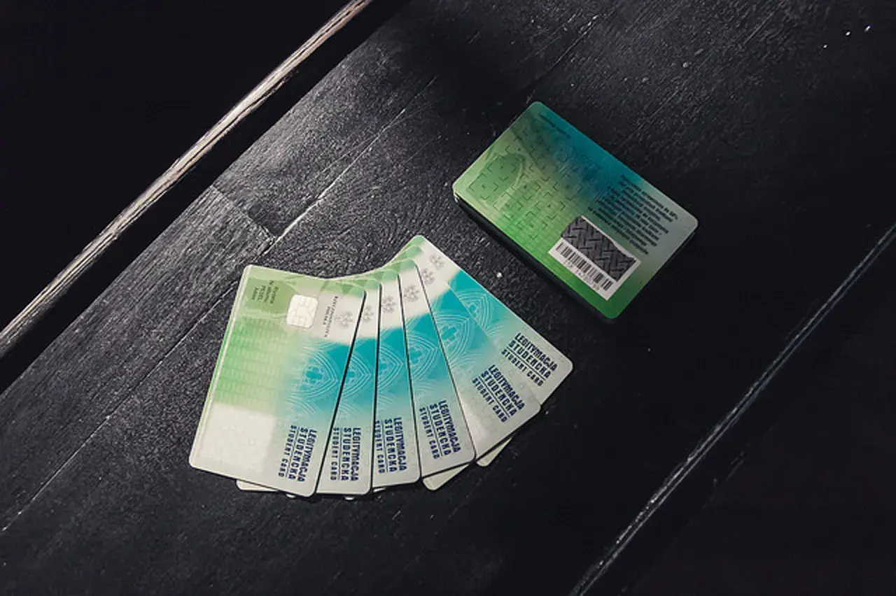 Legitymacje studenckie, klucz do podróży z flixbus zniżka studencka.