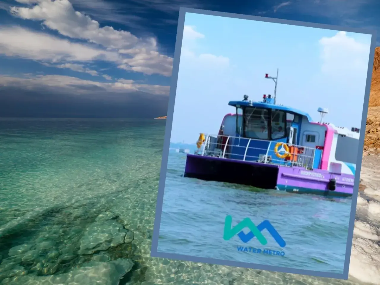 Kolorowa łódź "Water Metro" płynie po spokojnej, turkusowej wodzie. W tle widać skaliste wybrzeże i błękitne niebo z chmurami.