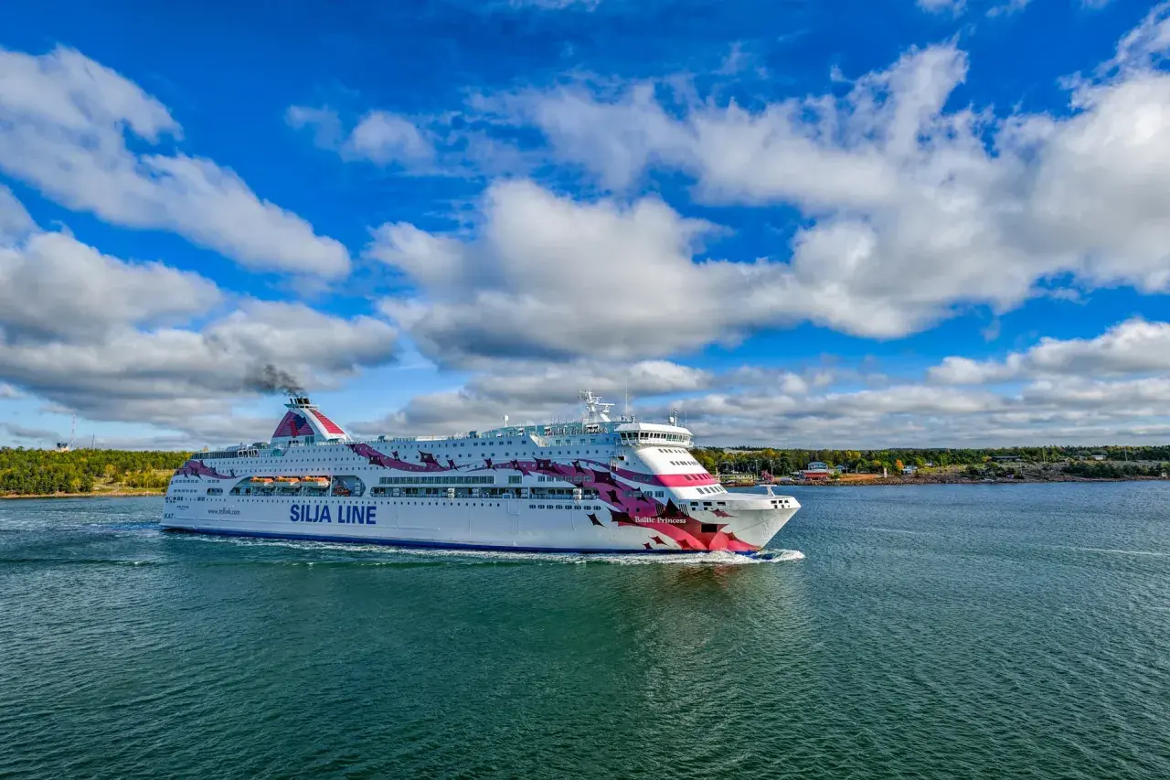 Prom Baltic Princess płynie z Rygi do Helsinek. Statek z charakterystycznym różowym wzorem na burcie sunie po spokojnych wodach.