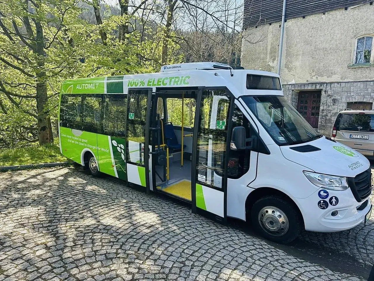 Zielony, elektryczny Automet gotowy do zabrania turystów na Morskie Oko. Ekologiczny transport w górach.