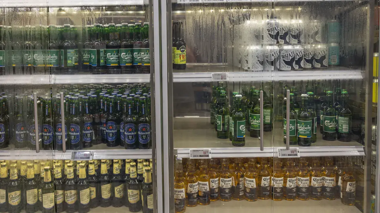 Chłodzone piwa w butelkach i puszkach, m.in. Carlsberg, Heineken, Corona. Zastanawiasz się, ile piwa można przewieźć z Polski do Niemiec?