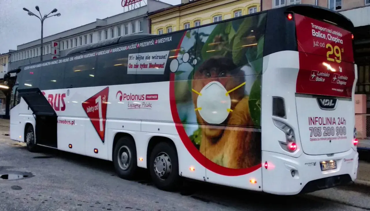 Neobus rezerwacja telefoniczną. Autobus z wizerunkiem nosacza w masce. Bilety od 1 zł. Infolinia 24h.
