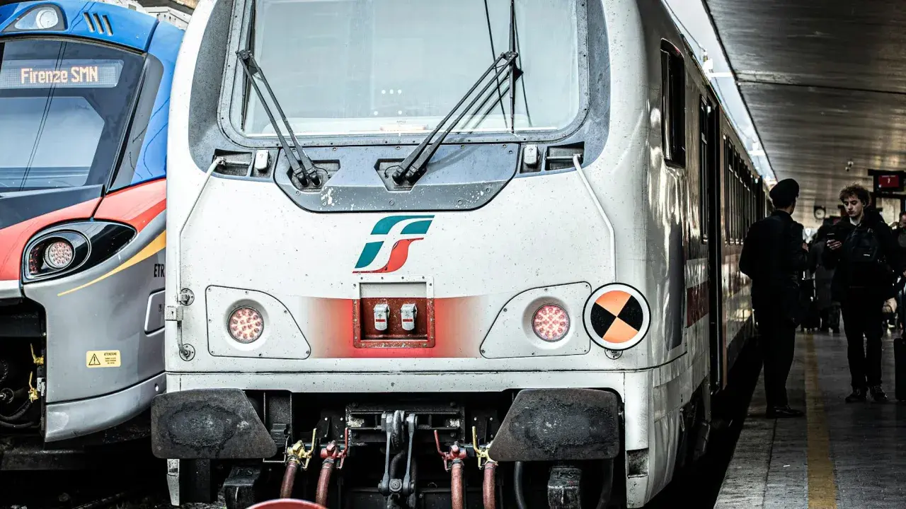 Pociągi na stacji, jeden z napisem "Firenze SMN", gotowe do podróży między Mediolanem a Turynem.