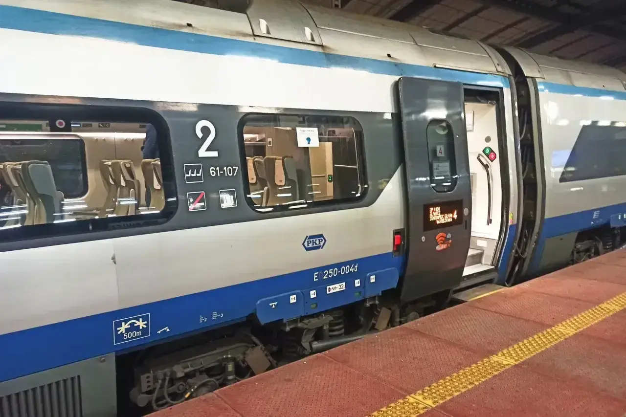 Pociąg PKP na peronie. Zastanawiasz się, z jakim wyprzedzeniem można kupić bilet PKP? Planuj podróż!
