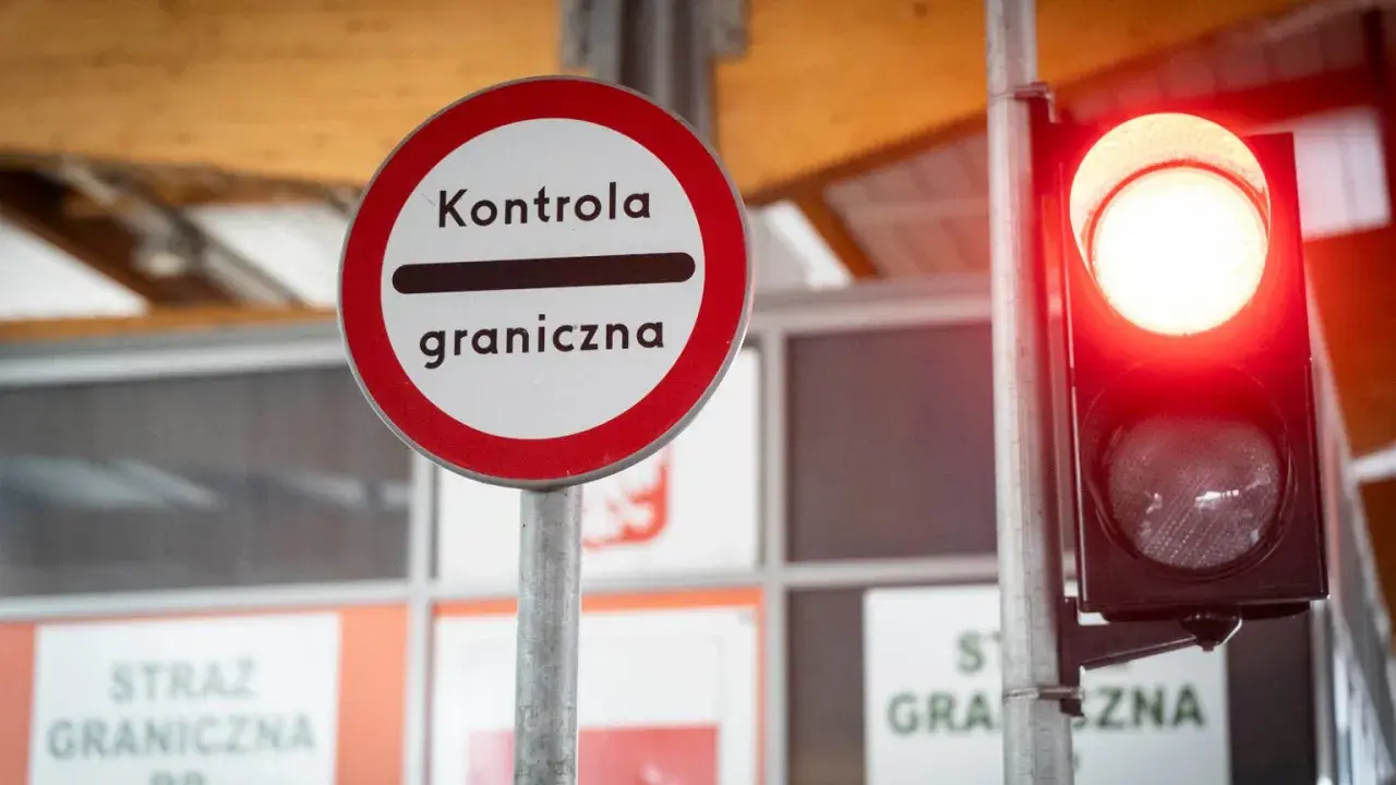 Znak "Kontrola graniczna" i czerwone światło sygnalizatora. Zastanawiasz się, ile piwa można przewieźć przez granice z Niemcami? Sprawdź przepisy!