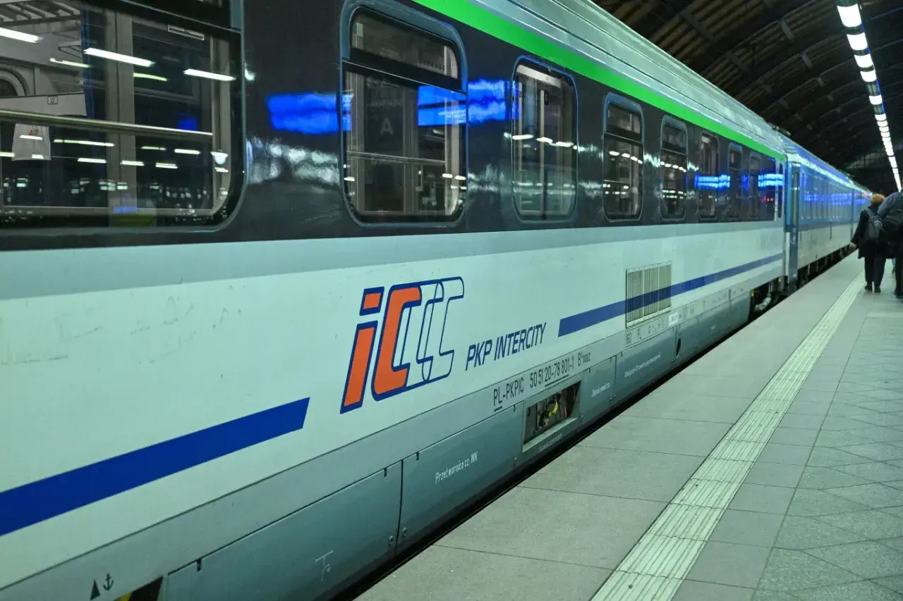 Pociąg PKP Intercity z logo ICC, gotowy do podróży z dostępem do intercity wifi.