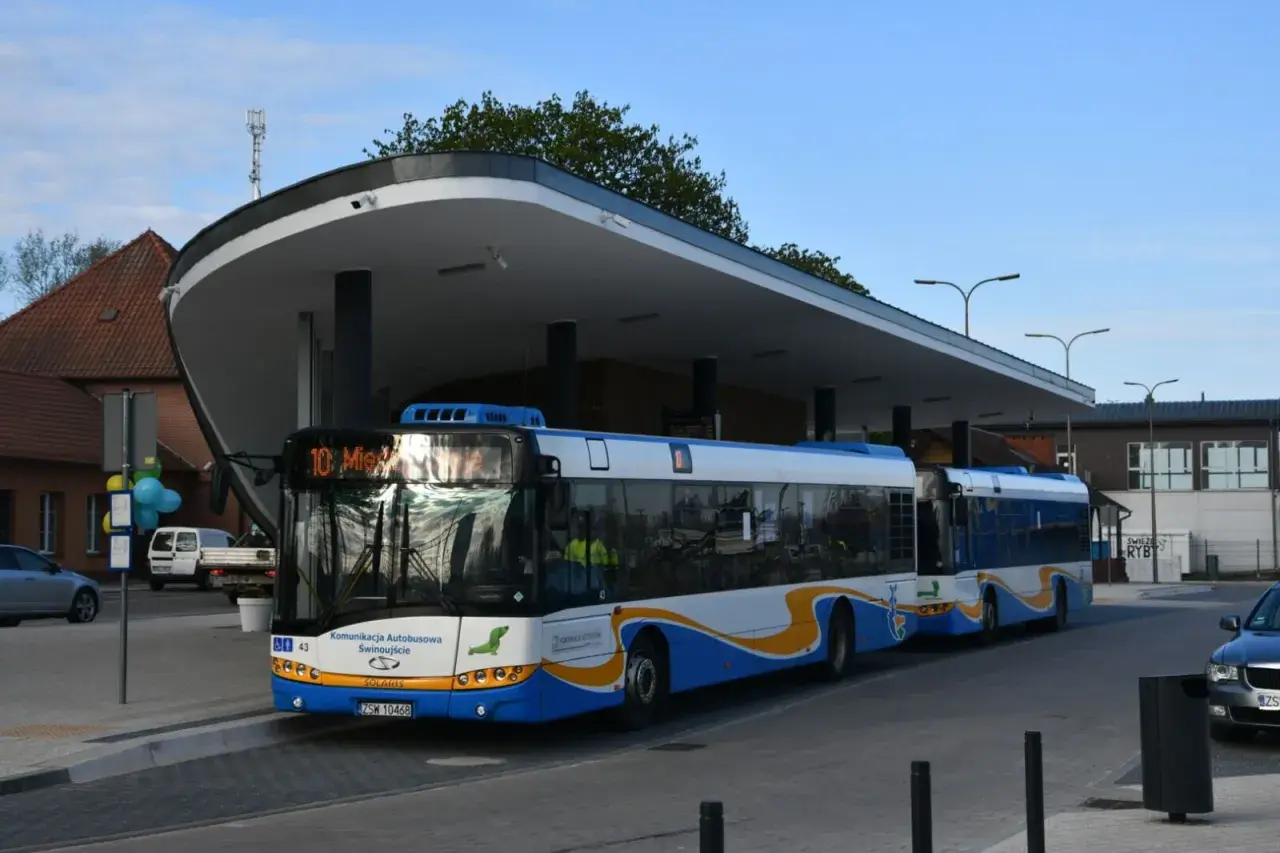 Autobus 10 Świnoujście-Międzyzdroje stoi pod nowoczesnym zadaszeniem dworca.