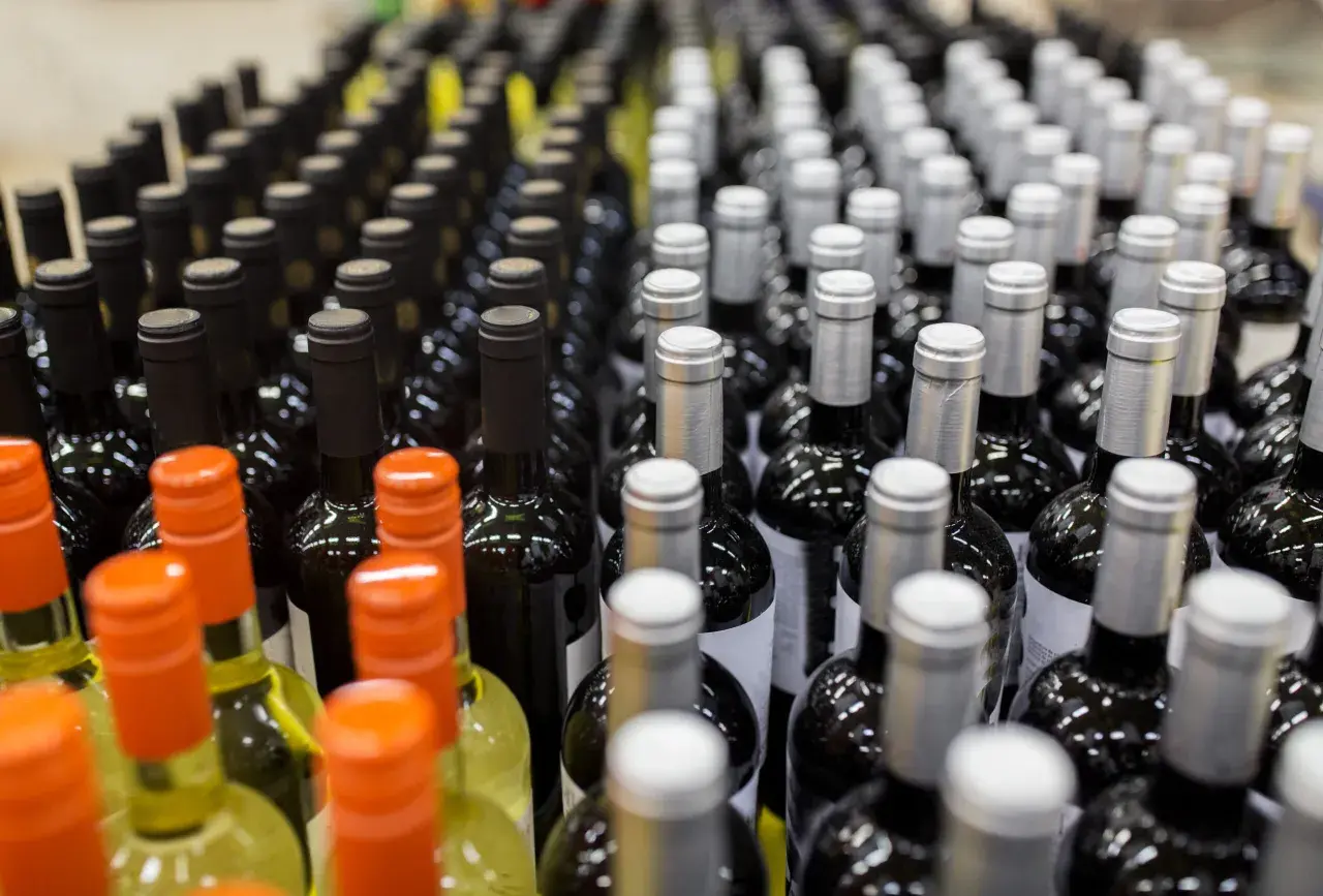 Rzędy butelek wina, czerwonego i białego. Zastanawiasz się, ile litrów alkoholu można przewieźć przez granicę polsko-niemiecką?