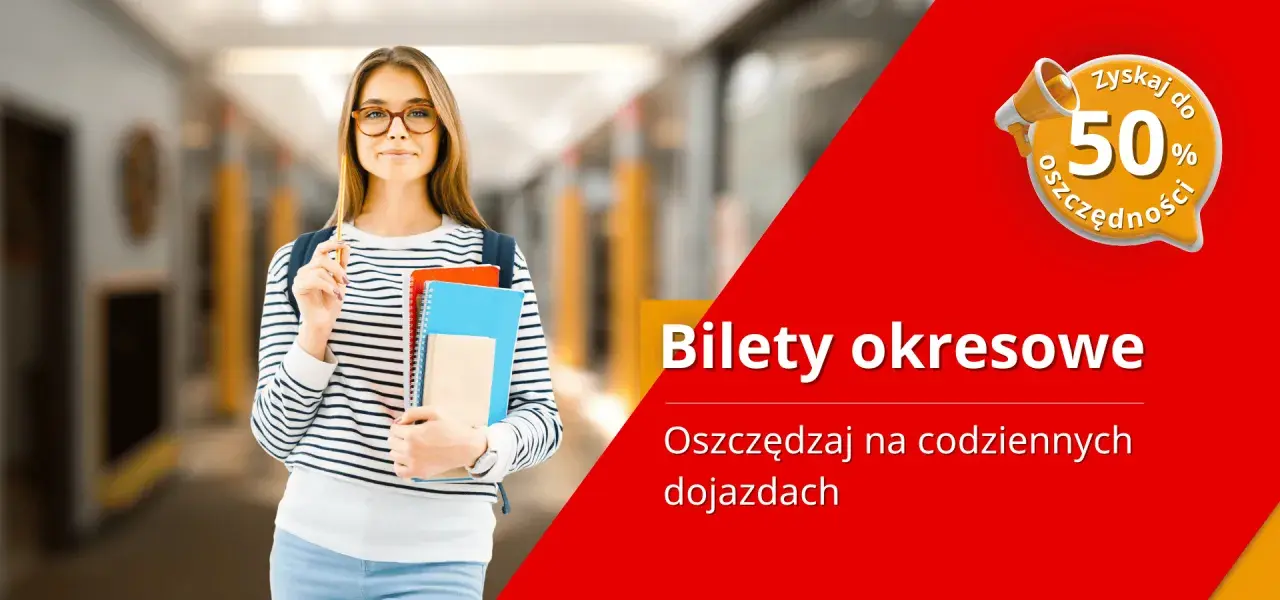 Młoda kobieta z zeszytami i ołówkiem, w tle korytarz. Napis "Bilety okresowe" i "Zyskaj do 50% oszczędności".